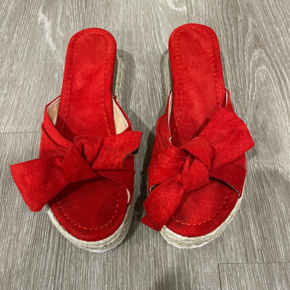 Red sandals w/ a bow❤️